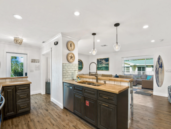 Fort Myers Beach Vacation Rental - Spacious 6 Bedroom Coastal Retreat Near Beach